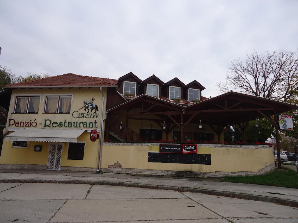 Czermann Panzio Es Etterem Hotel Oroszlány Exterior photo