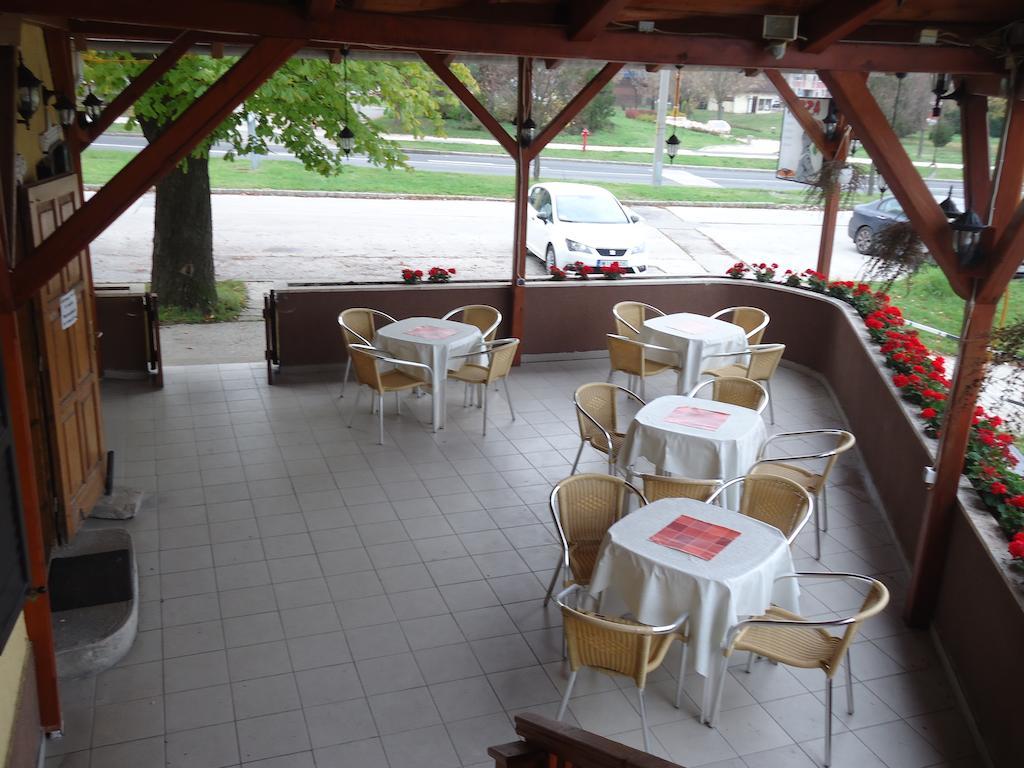 Czermann Panzio Es Etterem Hotel Oroszlány Exterior photo