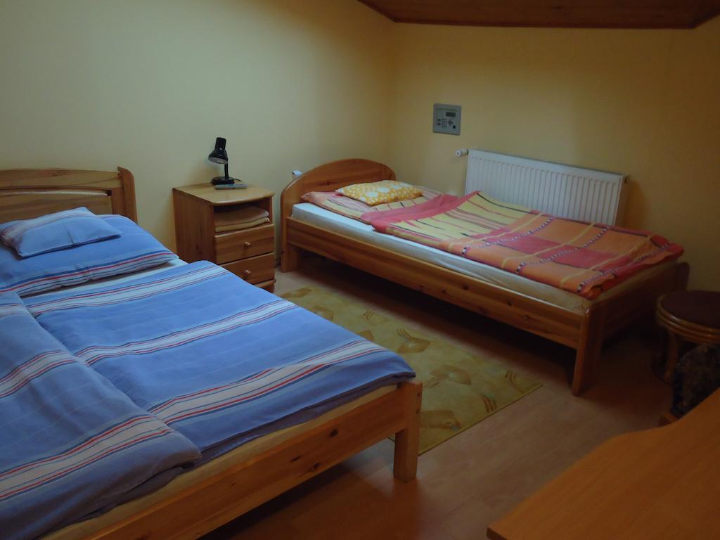Czermann Panzio Es Etterem Hotel Oroszlány Room photo