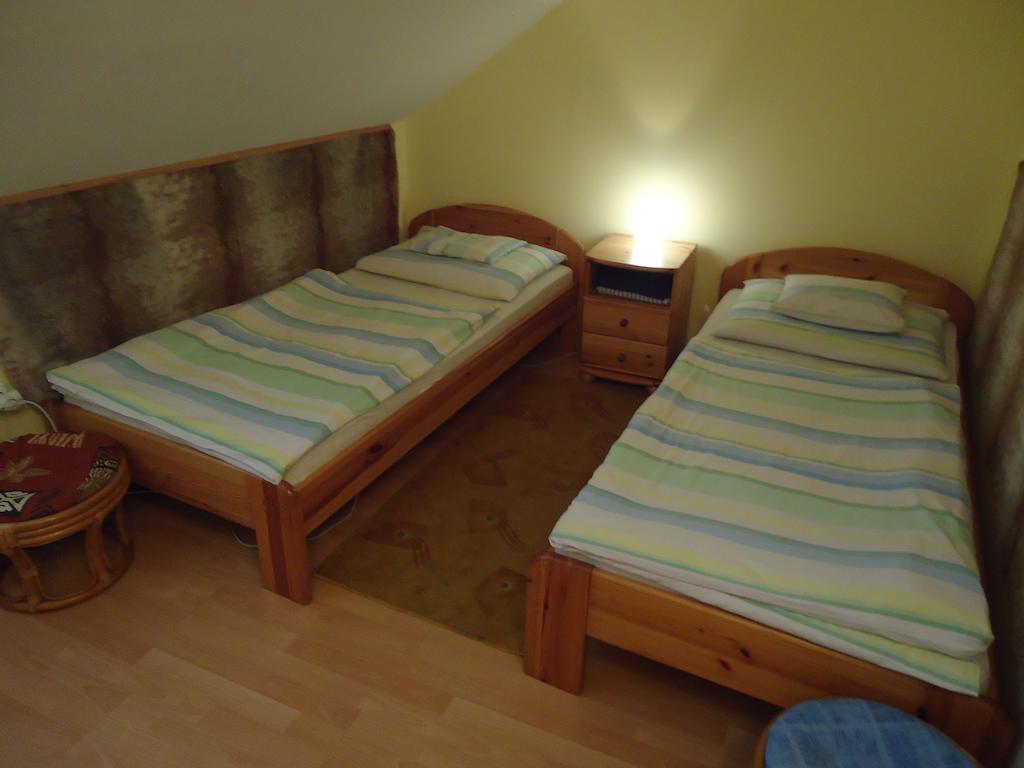 Czermann Panzio Es Etterem Hotel Oroszlány Room photo