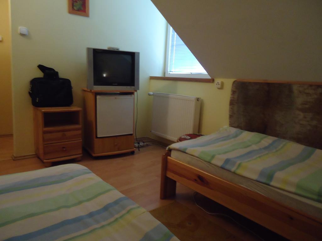 Czermann Panzio Es Etterem Hotel Oroszlány Room photo