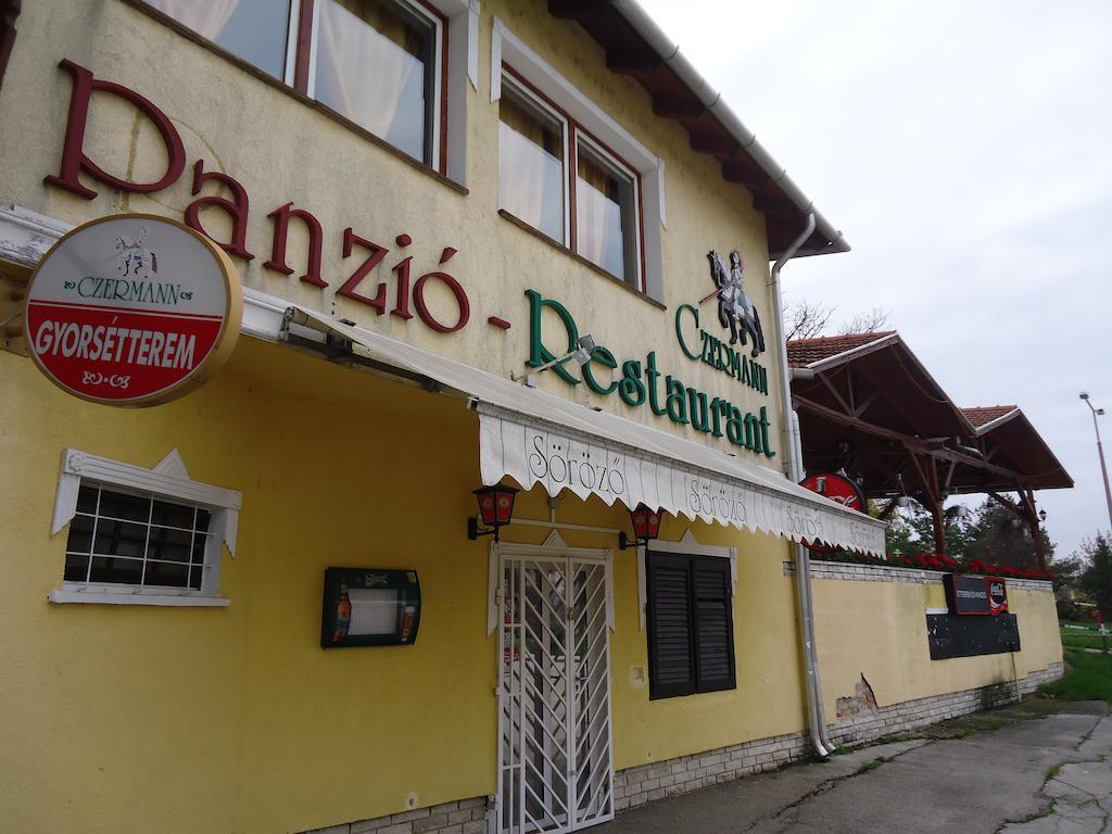 Czermann Panzio Es Etterem Hotel Oroszlány Exterior photo