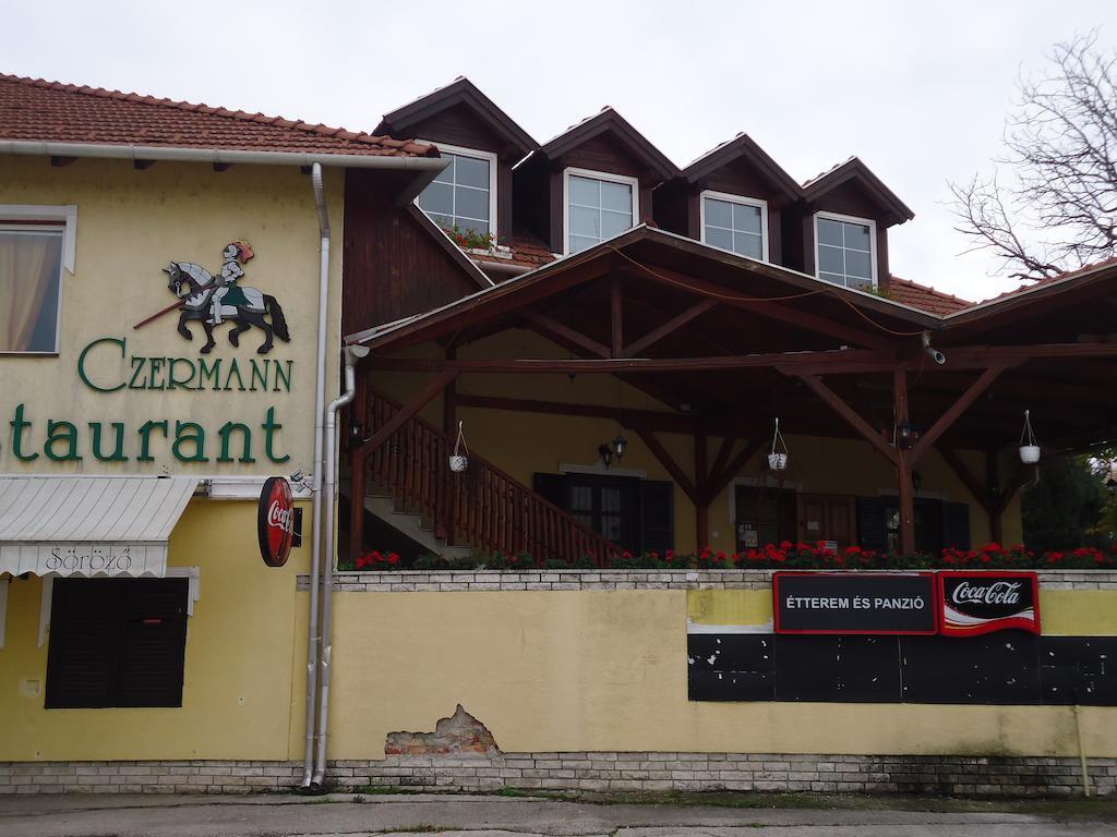 Czermann Panzio Es Etterem Hotel Oroszlány Exterior photo