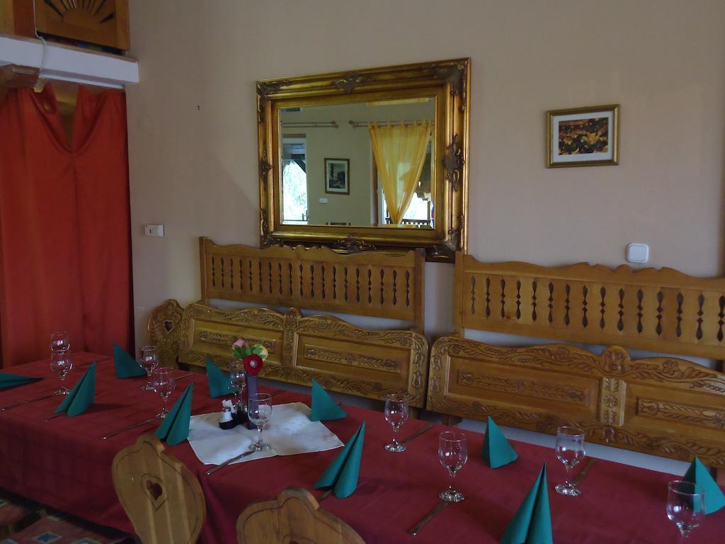 Czermann Panzio Es Etterem Hotel Oroszlány Exterior photo