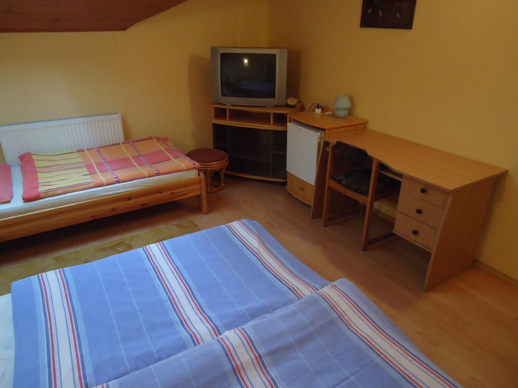 Czermann Panzio Es Etterem Hotel Oroszlány Room photo